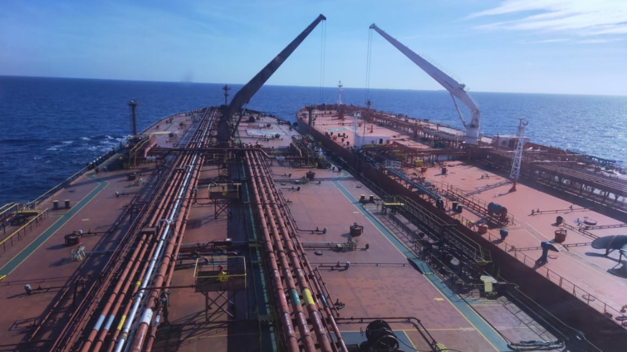 Ship-to-ship transfer between two crude tankers