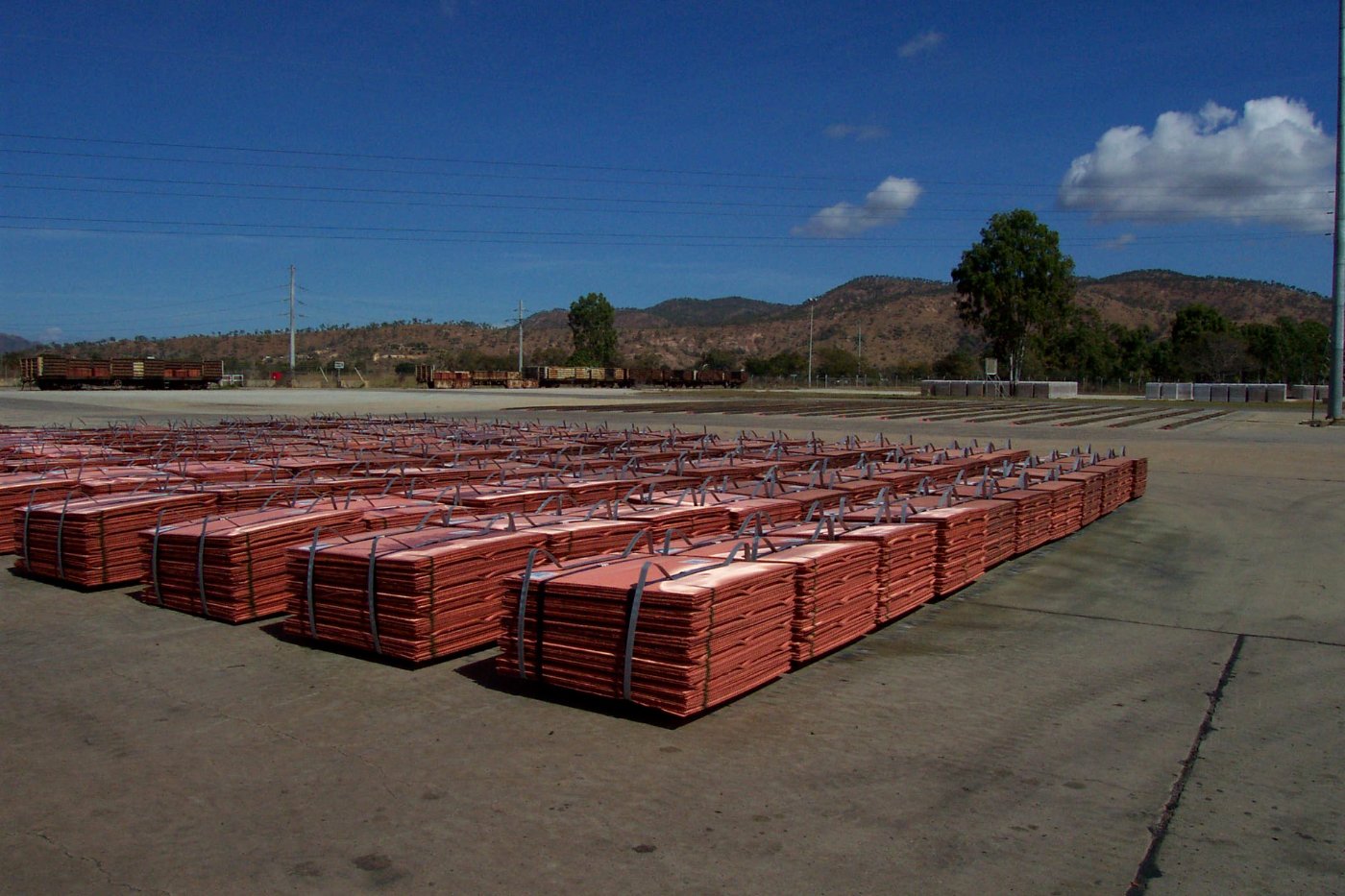 Banded copper cathode bundles in a stockyard